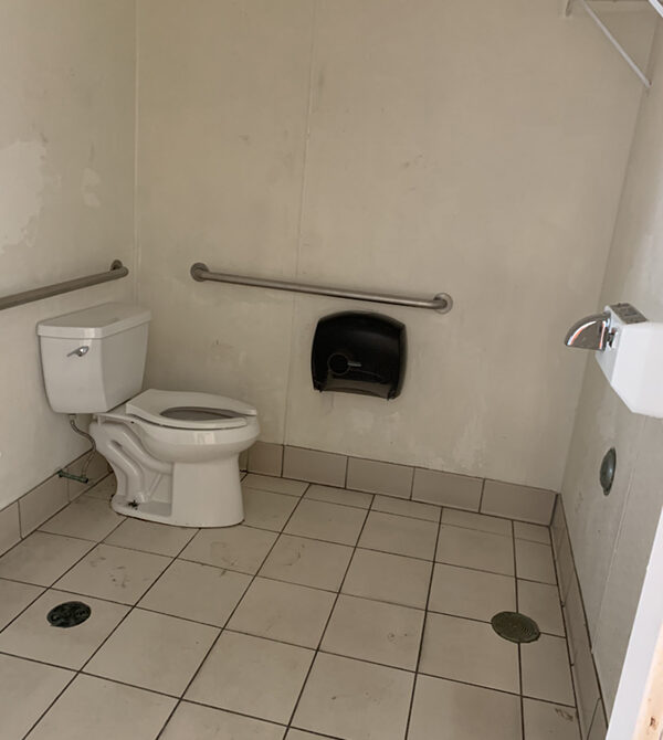 Wareham 2196 Cranberry Hwy Bathroom